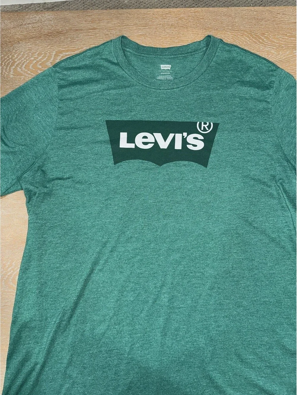 Levi’s Standard Fit Classic Graphic T-SHIRT  SIZE LARGE Green